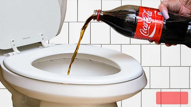 Sử dụng coca cola xử lý bồn cầu bị nghẹt